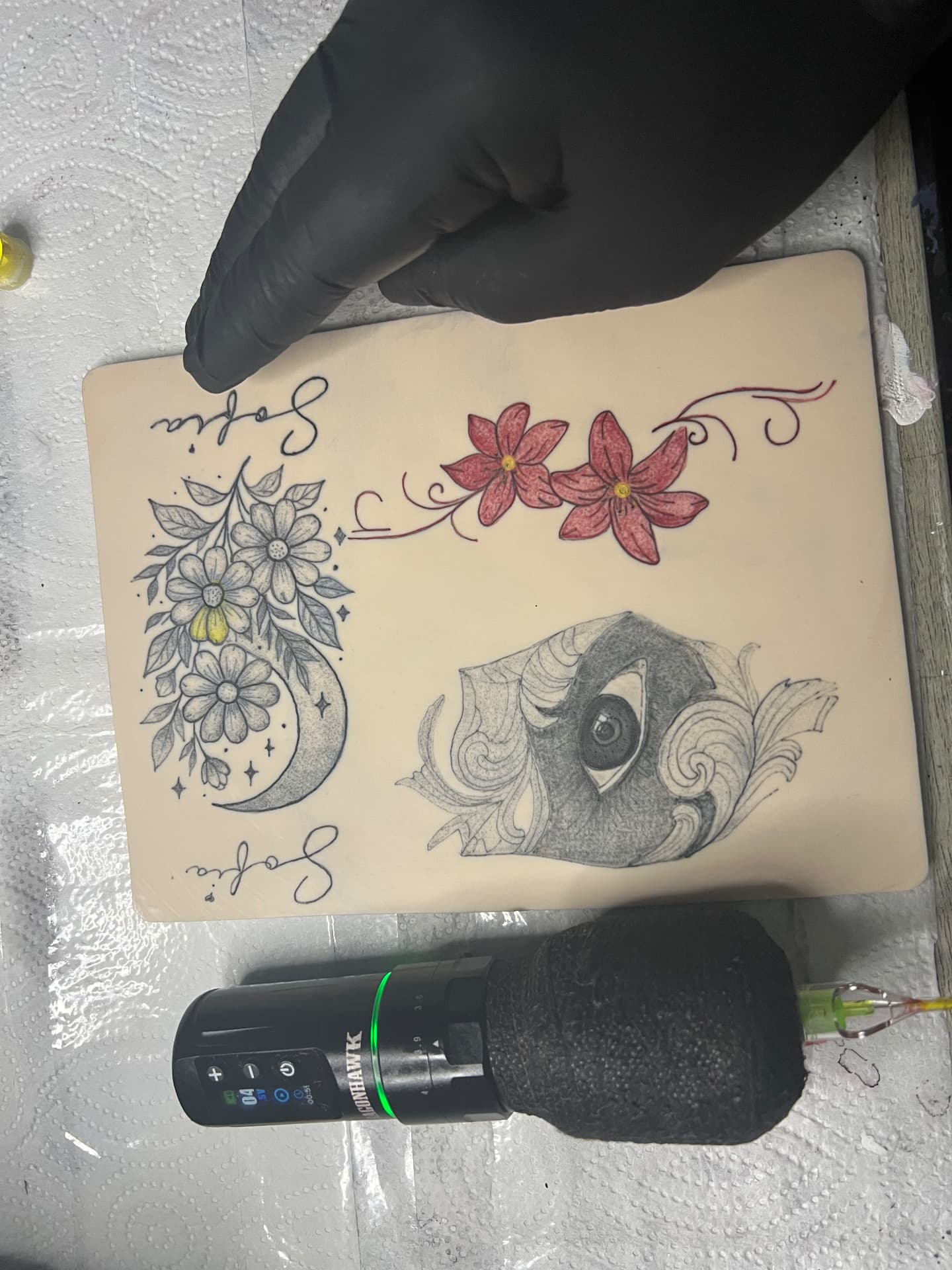 Práctica de flores en color y diseños en negro sobre piel sintética