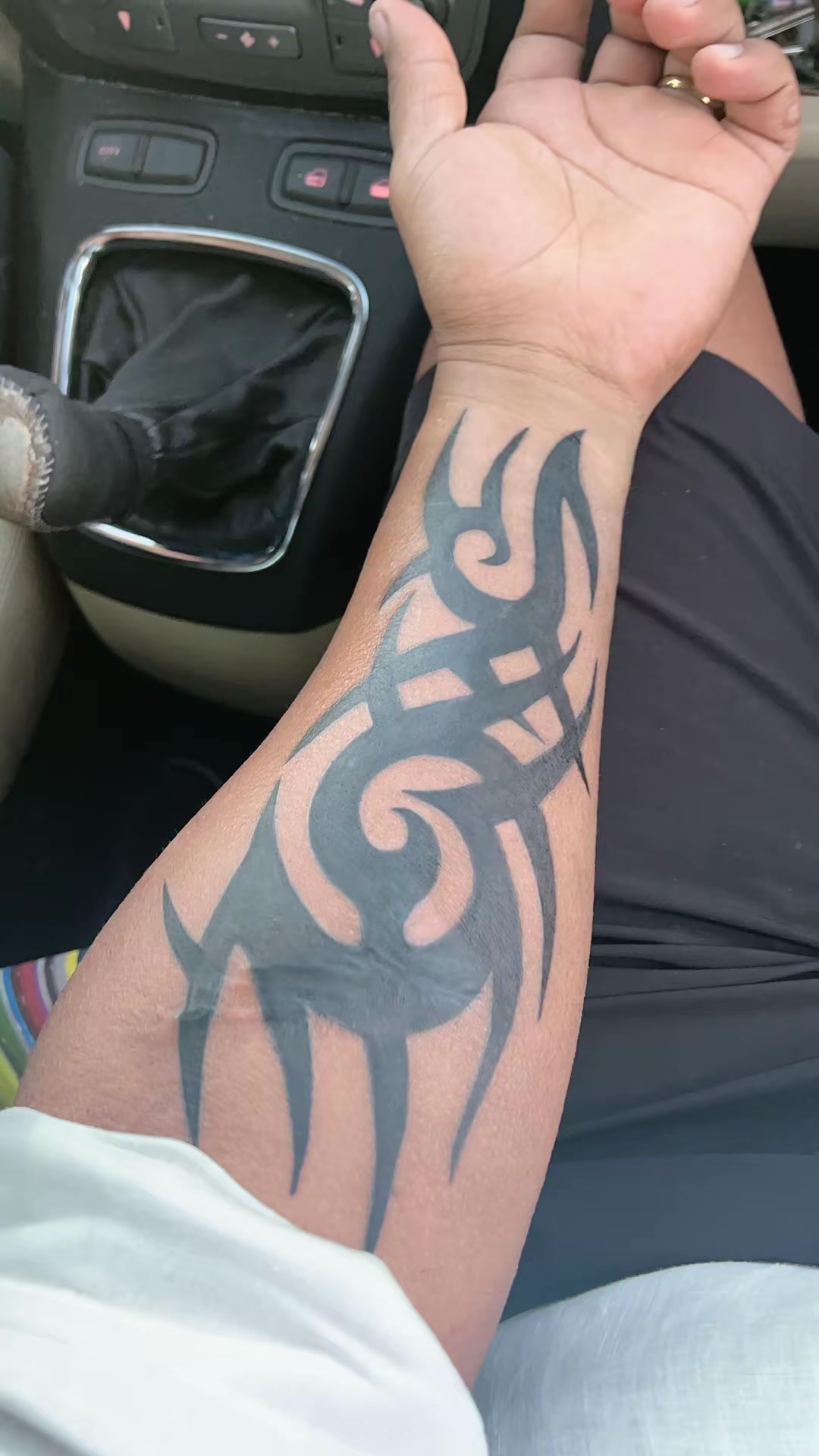 Tatuaje tribal negro sobre un antebrazo